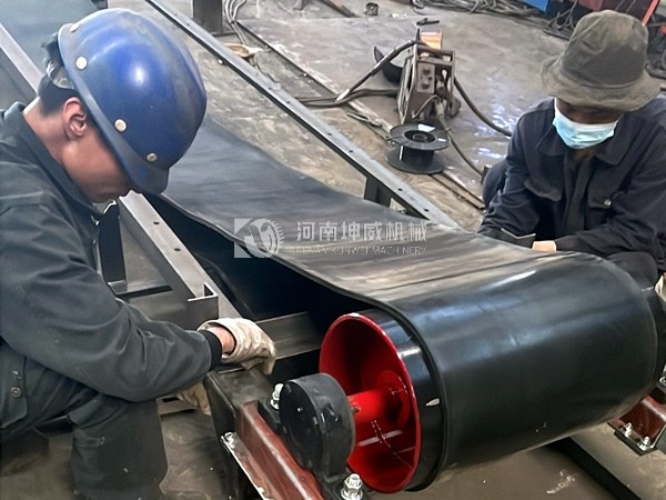 聊城全封閉皮帶輸送機已投產(chǎn)